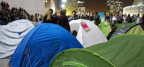 Les «indignés» à La Défense: «Je déclare ouvert le G99%!»