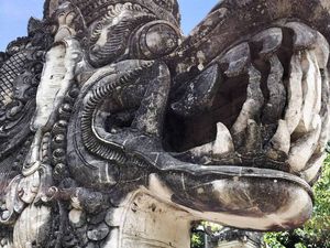 Comme on avait quand même un peu envie de varier nos visites, on a décidé de visiter un temple dans les environs d'Amed. Après discussion avec notre hôte, on a choisit d'aller au Lempuyang Temple. À 1h de route d'Amed, ce temple est situé tout en haut d'une montagne. Il va falloir grimper pas loin de 1600 marches pour y accéder ! Au départ notre hôte nous avait dit 1 million de marches, je vous laisse imaginer la tronche que j'ai tiré à ce moment là ! Après un trajet aux allures de rallye pour rejoindre le temple, nous y arrivons enfin. Nous faisons la rencontre de plusieurs balinais adorables, qui gèrent les entrées, et avec qui nous passons un bon moment à discuter. Ils nous apprennent ainsi volontiers quelques mots de Bahasa et nous quelques uns de français. Après la discussion l'ascension ! Nous montons donc découvrir le premier temple qui, lui, n'est pas très haut.