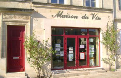 Liliane Bos, Muriel Aubert, Lucien Arlaud et Gérald Tron en exposition à la Maison du Vin. Saint-Estèphe Médoc (Médoc)