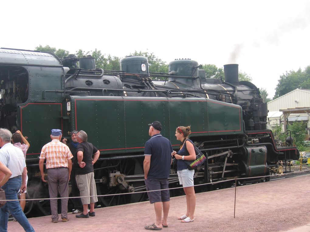 Magnifique train remis en route par une equipe de cheminots et la SNCF un voyage sur un train des années 50 A voir et faire la visite si vous êtes dans le coin