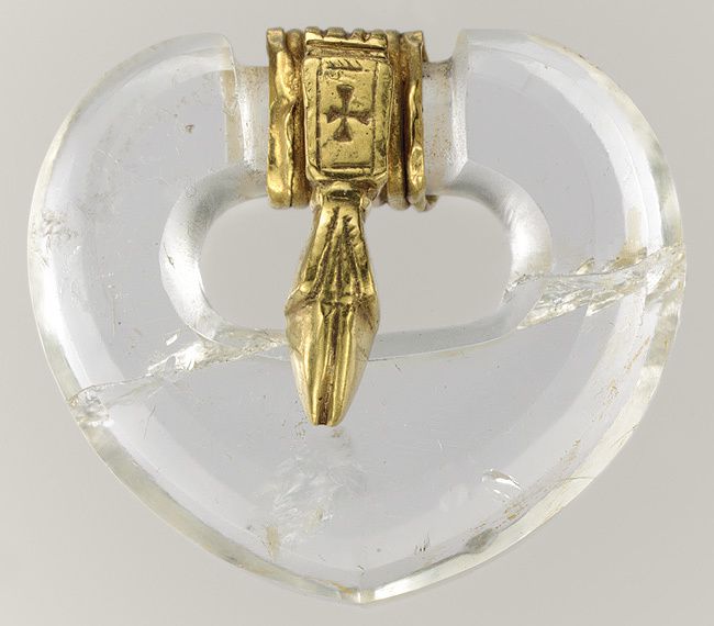 Boucle de ceinture, cristal de roche, feuille d’or sur métal, v. 500-600, L. 3,99cm, New York, Metropolitan Museum of Art.