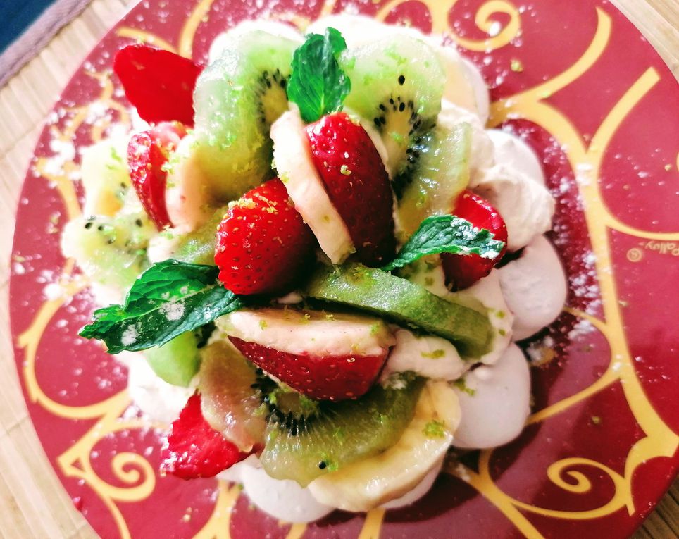 Pavlova fraise, banane, kiwi