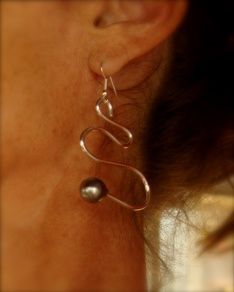 Boucles d'oreilles soit en aluminium soit alliage d'aluminium avec perles de Tahiti