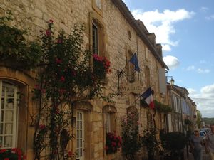 Sur la route, arrêt à Monpazier, ses arcades, ses façades fleuries, ça sent bon le Périgord ..