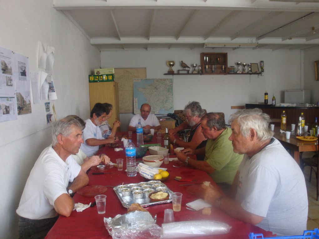 Un peu de rangement dans le local 
Tous les colmbophiles du pigeon jarnacais sont là. Il faut faire de la place pour rentrer la remorque et le camion  .   dure!dure! beaucoup de questions se sont posées  pour loger les vehicules.....

Une fois tout