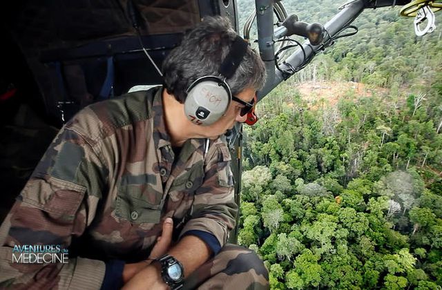 Michel Cymes en immersion ce soir avec les médecins militaires des Forces Armées en Guyane.