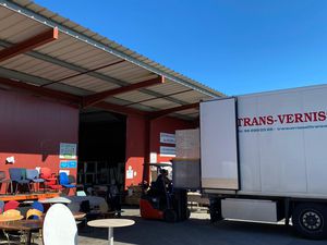 AIMA reçoit un 15e camion de l'année avec du mobilier pro collecté dans l'Eure (27)