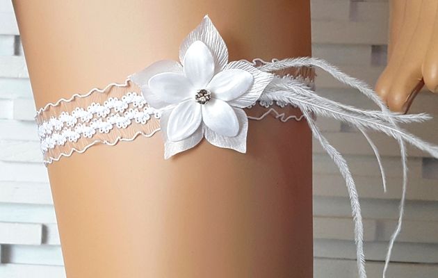 jarretière dentelle soie mariée - fleurs plumes strass - blanc- accessoire mariée - made in france - fait sur mesure lingerie 16,90E