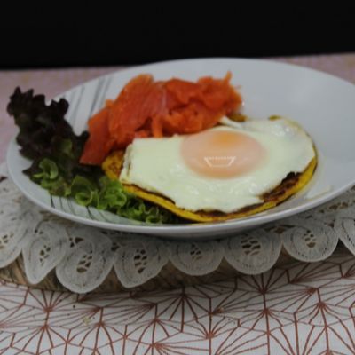 Crêpes de pommes de terre au saumon fumé et œuf au plat