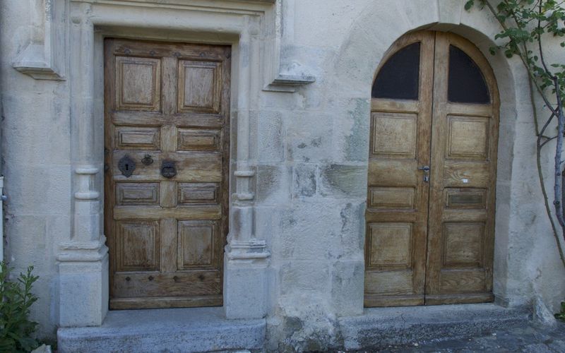 Portes anciennes et vieux village