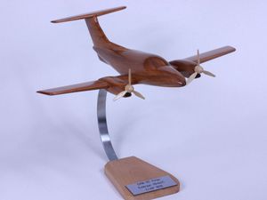 Embraer EMB121 Xingu (Brésil, échelle : 1/45°, bois : bouleau, prunier)