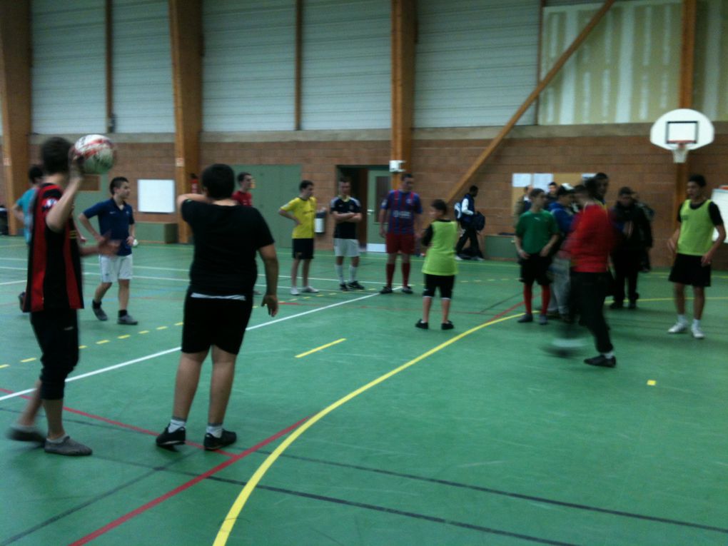 Organisation de la soirée couscous, atelier pâtisseries, tournoi de foot en salle... des vacances à la fois sportives et "enrichissantes" :)