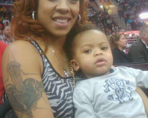 Keyschia Cole & son at a Basketball game