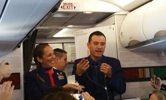 Un mariage en plein ciel dans l'avion du pape François