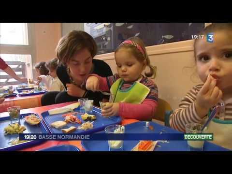 le repas à la crèche sur un plateau