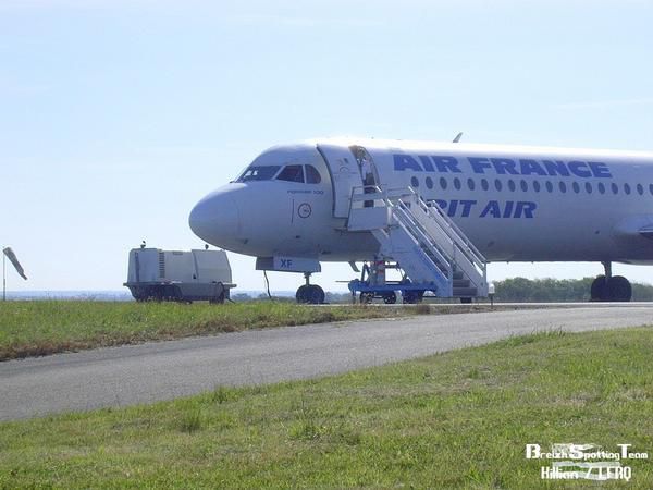 Ceci est l'album qui contient toutes les photos des journ&eacute;e spotting &agrave; l'a&eacute;roport de Quimper-Cornouaille. <br /> <br /> La pr&eacute;sentation est la suivante ; les l&eacute;gendes des photos en haut ( class&eacute;es par date ), chacune menant &agrave; la photo concern&eacute;e, et en bas, toutes les photos &quot;en vrac&quot;, que vous pouvez regarder de n'importe quelle journ&eacute;e !<br /> <br /> Bon visionnage :)<br /><br /><span style="font-weight: bold;"><span style