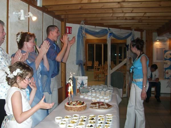 <strong>un mariage tout en bleu et blanc, notre couleur pr&eacute;f&eacute;r&eacute;e - un vrai mariage bas&eacute; sur l'amour, le respect, la sinc&eacute;rit&eacute;</strong>.