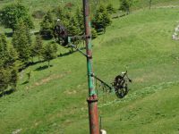 Près de la route qui mène au col, des vestiges du siècle dernier et la croix de Boutières.