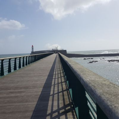 Vagues sur la jetée des Sables d'Olonne