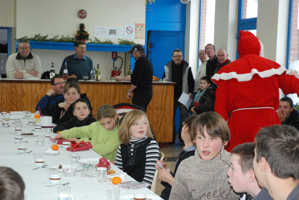 le noel de la commune de St MAULVIS, la remise des cadeaux aux enfants par le père NOEL et par le maire des colis des ainés ensuite a eu lieu la collatione