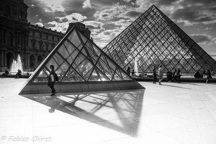 "Les" pyramides du Louvre