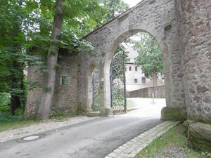 Entrée du domaine avec un magnifique portail en fer forgé – en face le petit château.