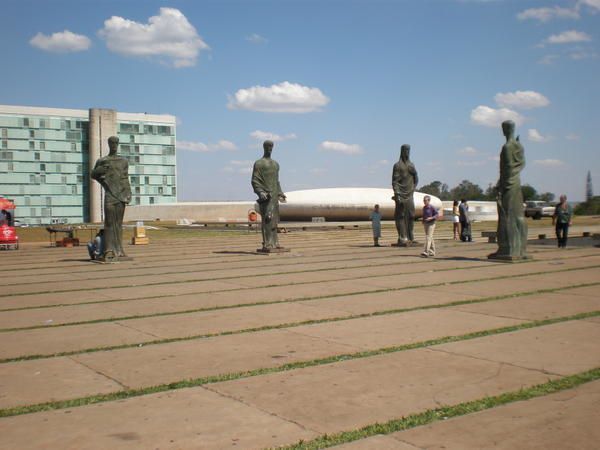 Capitale futuriste surgie au milieu de nulle part, joyau d'architecture moderne, Brasilia et ses larges allées automobiles, ses immeubles administratifs et ses monuments grandiloquents...