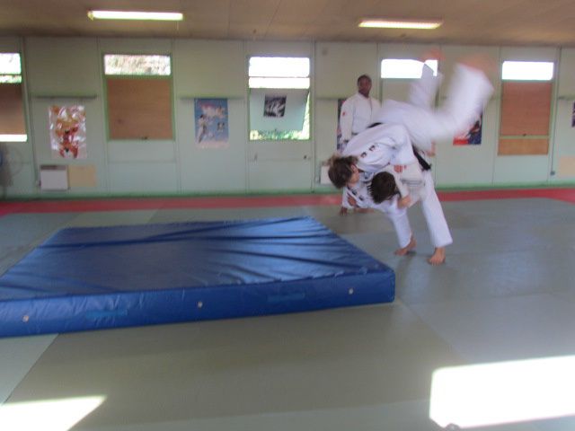 25.09.2011 bonne ambiance , les enfants heureux de faire chuter les ceintures noires ! les parents heureux de faire cette fête du judo pour les 1er pas de judokas de leurs enfants ... merci à tous !