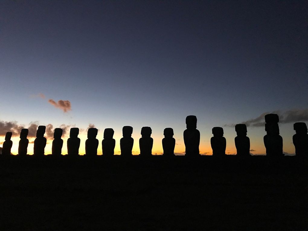 Lever du soleil sur le Ahu Tongariki.