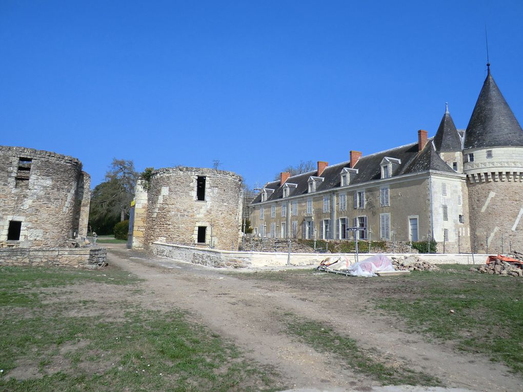 La promenade nous invite à longer les berges vertes du Loir où nous allons découvrir le moulin,le lavoir et château du Verger