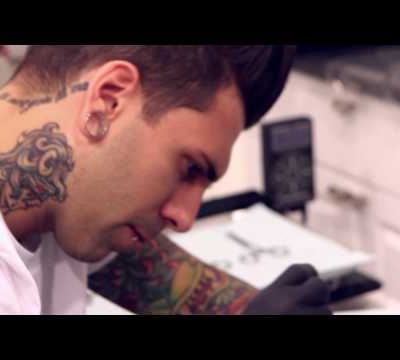 Un homme se greffe un Ipod Nano dans le Bras