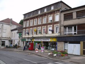 N° 100 rue Clemenceau à Algrange - Menuiserie - Superette - Boucherie - Bazar - Tabac - Bar