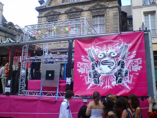 Paris, samedi 16 septembre 2006, 20 camions-sono et plus de 300000 participants... Vous y &eacute;tiez, alors vous &ecirc;tes sans doute en photo ici !<br /><span style="font-style: italic;">(Vous pouvez aussi retrouver les photos de la Techno Parade 2005 </span><a href="http://al1web.over-blog.com/album-61084.html" style="font-style: italic;">l&agrave;</a><span style="font-style: italic;">)</span>