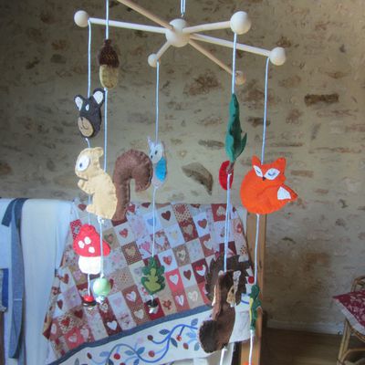 Un mobile de feutrine pour bébé