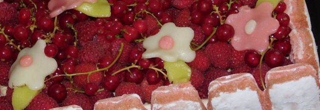 Charlotteà la vanille et aux framboises.