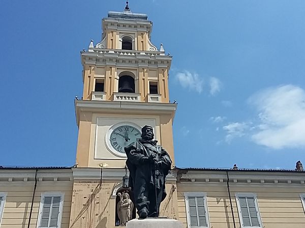 Palais du Gouverneur, Monument à Garibaldi et abords de la Place