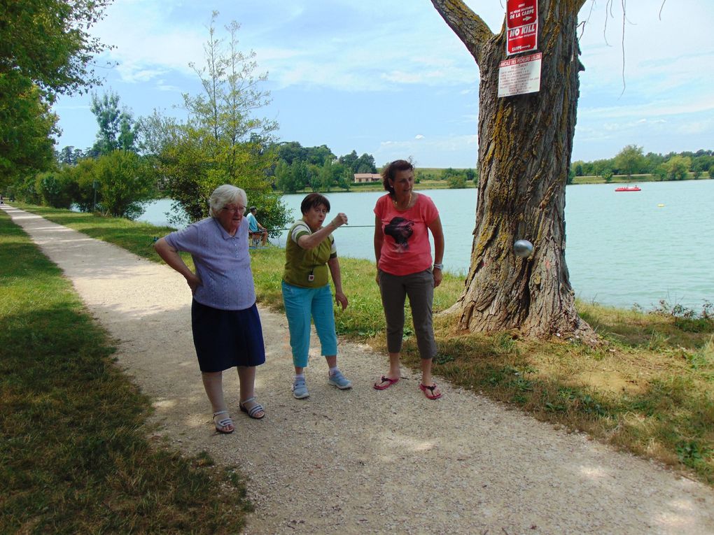 ah enfin un moment de plaisir au bord du lac a l'Isl en jourdain ou nous apprécions l'air marin comme me disent ces dames , une petite pétanque est la bienvenue s 