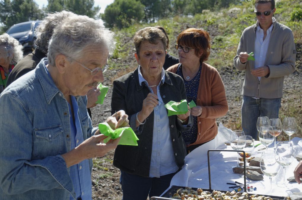 La traditionnelle cargolade dans les vignes de Montpins est un des temps forts des Vendanges, hélas limité à quelques dizaines de personnes. Culte hédoniste immortalisé par des scènes en liberté : le muscat plus ou moins bien bu au porró après une démonstration de Michel Adroher; Jean-Paul et Joëlle Kauffmann dégustant les escargots à la mode catalane; du vin, des vignes, des grillades, des rires, des conversations. Bref, l'art du "parler ouvert" cher à Montaigne, "qui ouvre un autre parler et le tire hors comme font le vin et l'amour".