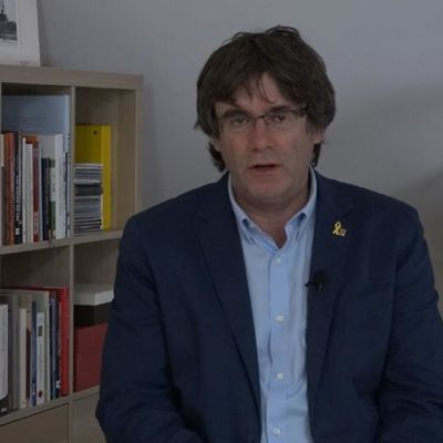 Exclusif:Carles Puigdemont enregistre un message de soutient pour le concert des angelets de la terra, diffusé ce soir au Soler!