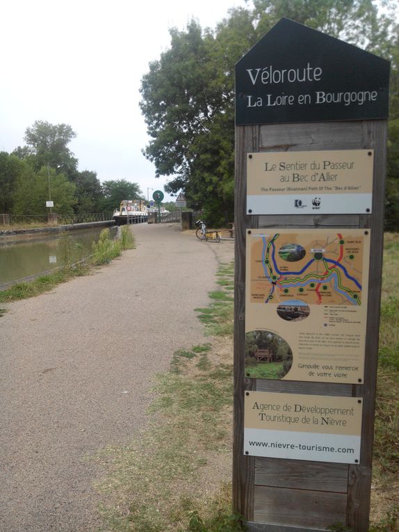 De la compagnie sur le chemin, puis ravito où je garde toujours un œil sur le vélo.