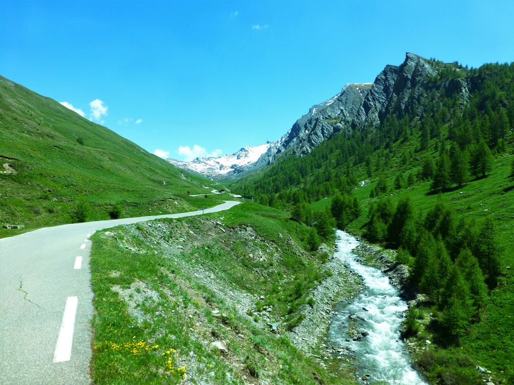 Belle et dure journée pour tout le monde. Le spectacle à l'arrivée vaut l'effort même si bien sur on aurait préféré passer par le col plutôt que par la route.