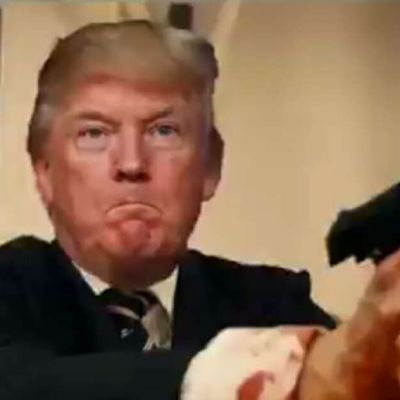 L'incroyable vidéo des partisans de Trump dans laquelle il "flingue" avec un pistolet les chaînes d'informations américaines et les présentateurs