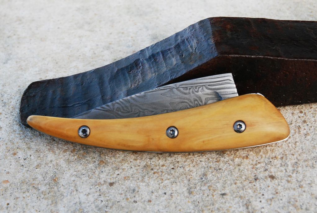 Couteaux: tranche lard de cuisine, couteaux pliants.... Lame damas et manche en bois, bois de cerf....