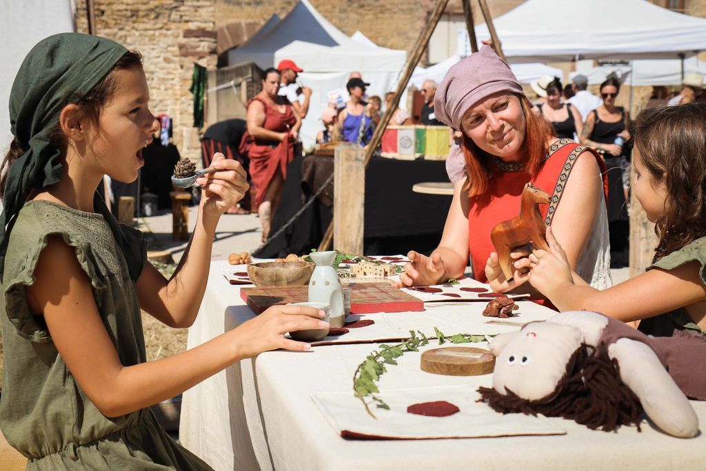 Avec Lola et Louisa vous saurez tout sur les jeux et jouets de l’époque médiévale