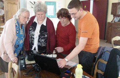 Quand les volontaires font découvrir les nouvelles technologies aux personnes âgées