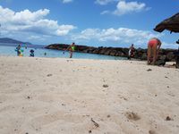 La plage de la Batelière n'est pas une plage naturel, elle a été fabriqué de toute pièce. Elle est protégée des vague par une digue, cette digue abrite quelques animaux marins (ourins, poissons,...) qu'il est sympa d'aller regarder avec masque et tuba, surtout pour les petits qui se sentent assez en sécurité sur cette plage quasi fermé. Malheureusement cette plage ne propose que très peu d'ombre et peut être très fréquenté par les martiniquais mais aussi  par les clients de l'hôtel.