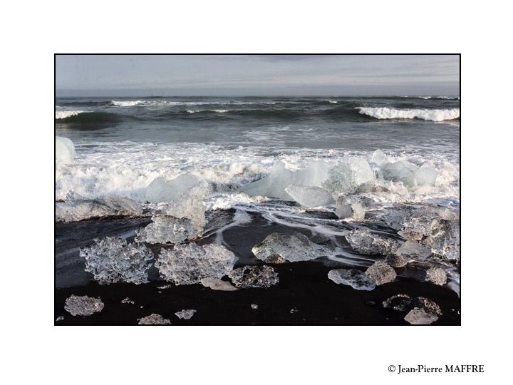 La beauté du lieu est due à la présence du sable noir et aux multiples icebergs et blocs de glace qui viennent s’y échouer. Leurs couleurs vont du bleu au blanc, en passant par le transparent ou même le noir.