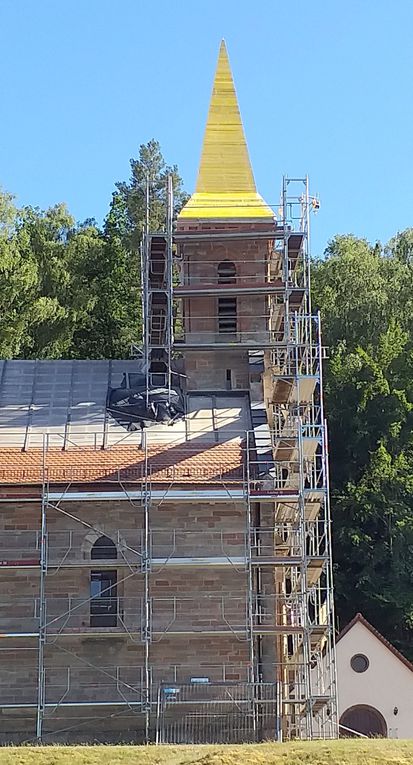 Mise en place de la charpente sur le clocher