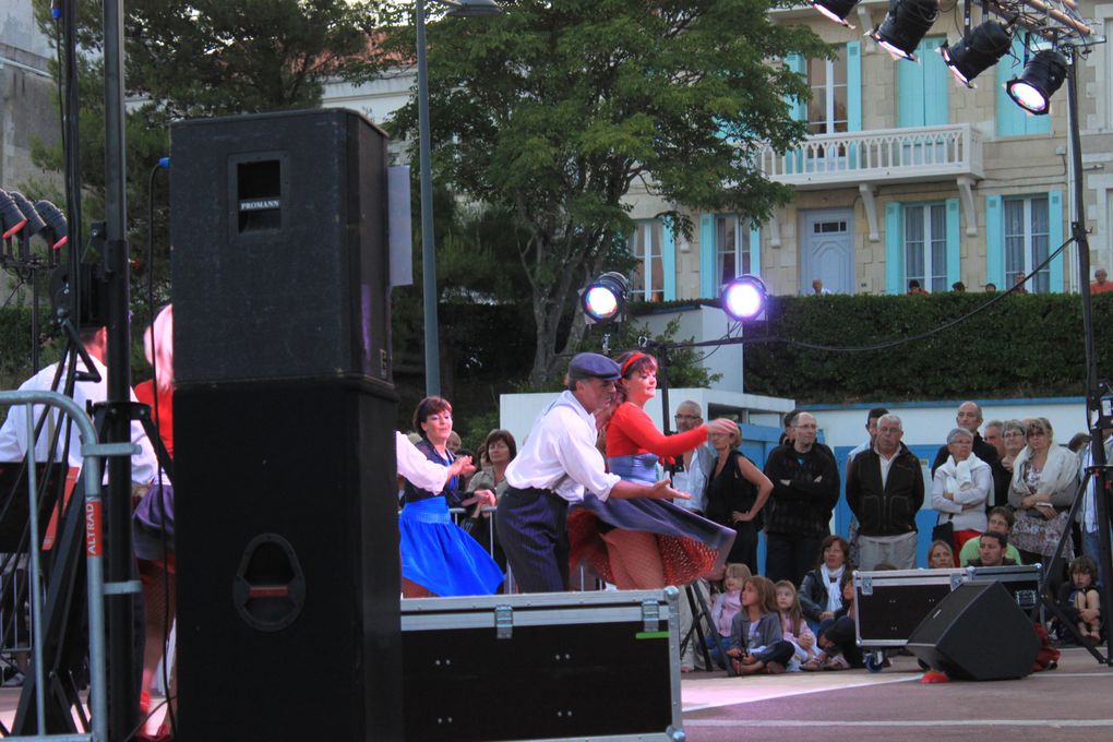 Sur le front de mer entre le casino et un bar bercé par les vagues, Royan au rythme du Rock'n'Roll avec le spectacle " Swing to the Rock" présenté par DANSE PROJECT. Soirée organisée par l'Association Générale de Pontaillac, présidée par Mad