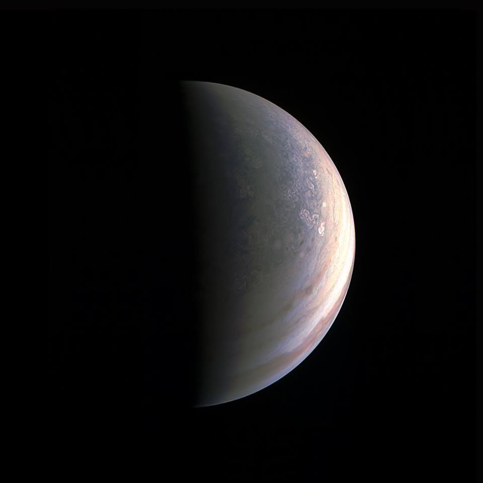 Juno était 78.000 kilomètres au-dessus le sommet des nuages polaires